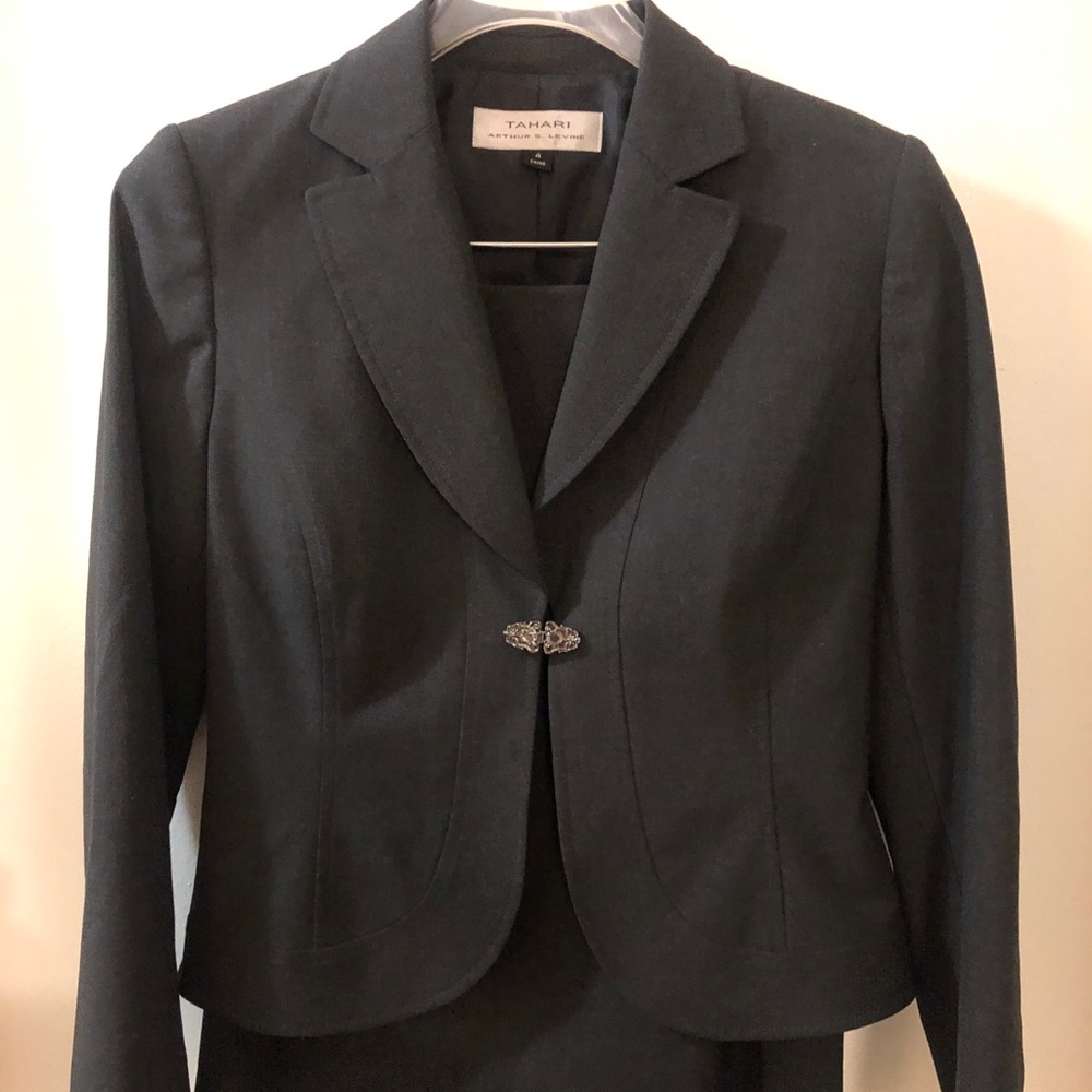 Tahari - Gray Suit with Ornamental Closure. Size 4